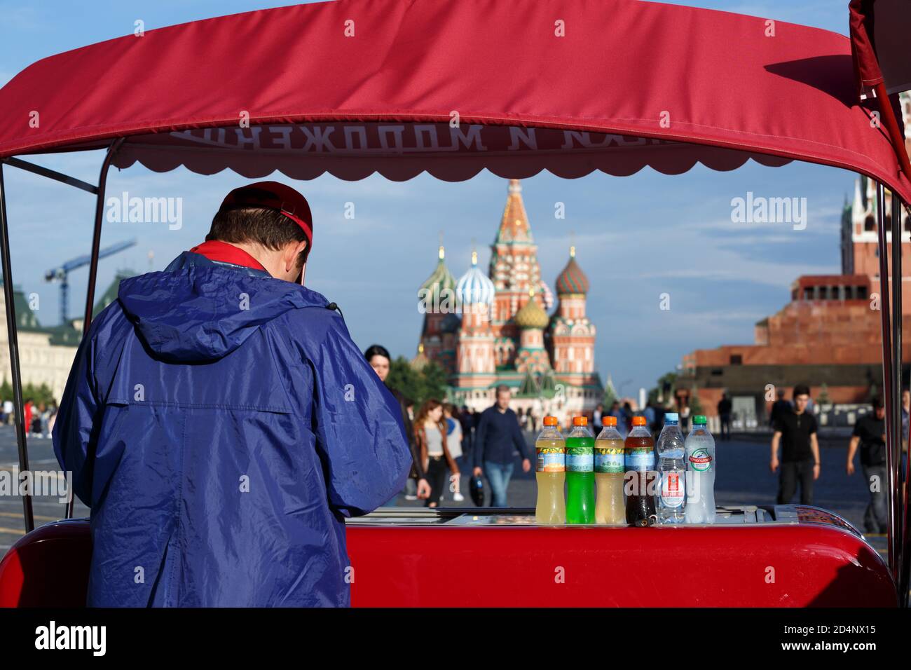 Mosca, Russia, 21 luglio 2020: Un chiosco mobile rosso che vende gelati e bevande si trova sulla piazza rossa che si affaccia sulla Cattedrale di San Basilio. Foto Stock
