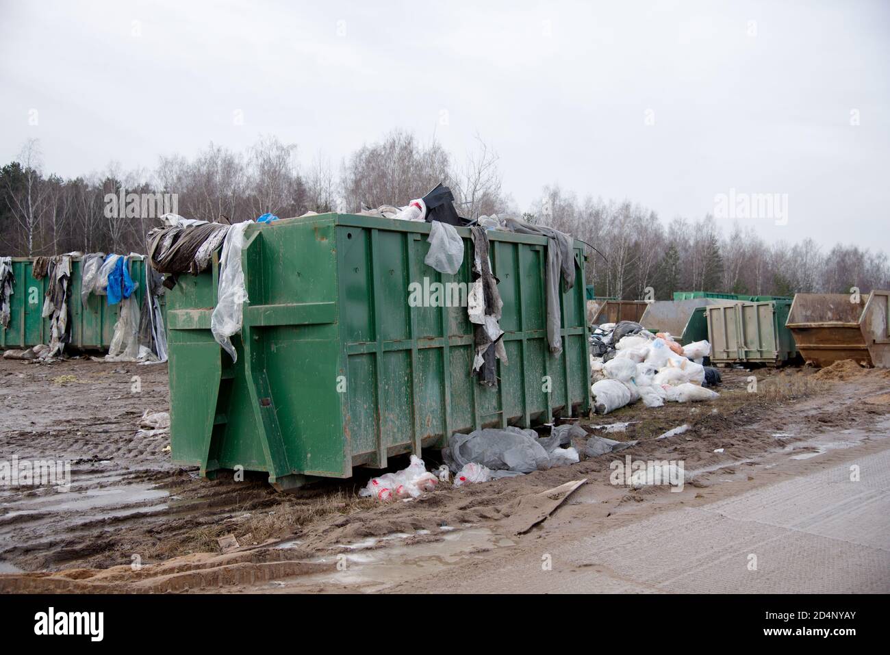 Serbatoi di metallo e capacità per lo stoccaggio e il trasporto di rifiuti. Contenitori e contenitori per rifiuti metallici per MSW. Cellofano, plastica e polietilene tr Foto Stock