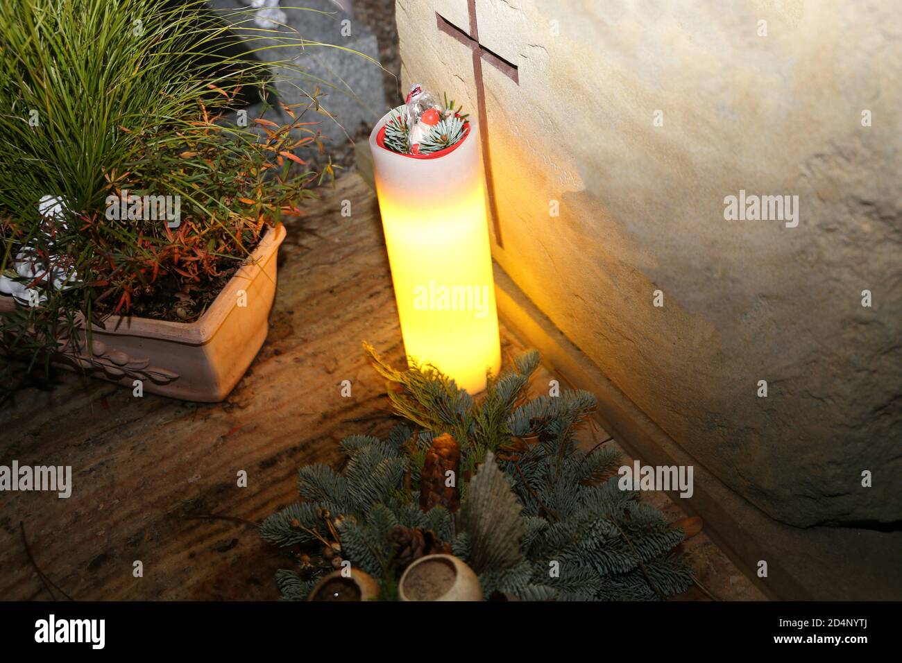Accendere le candele per i morti nel giorno di tutti i Santi Foto Stock