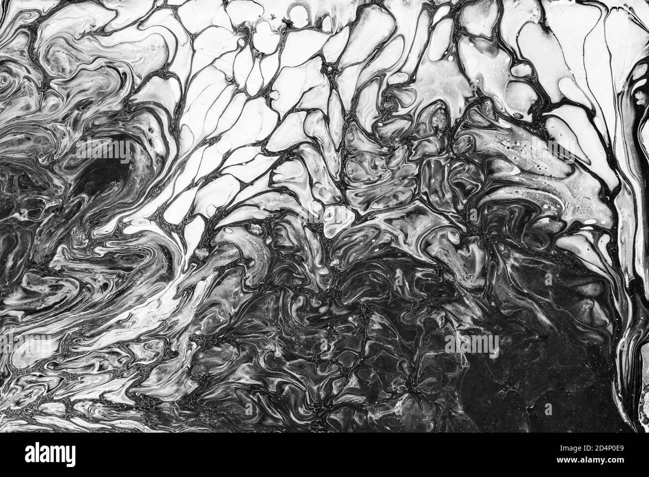 Fondo di colata acrilico. Struttura in bianco e nero con celle Foto Stock