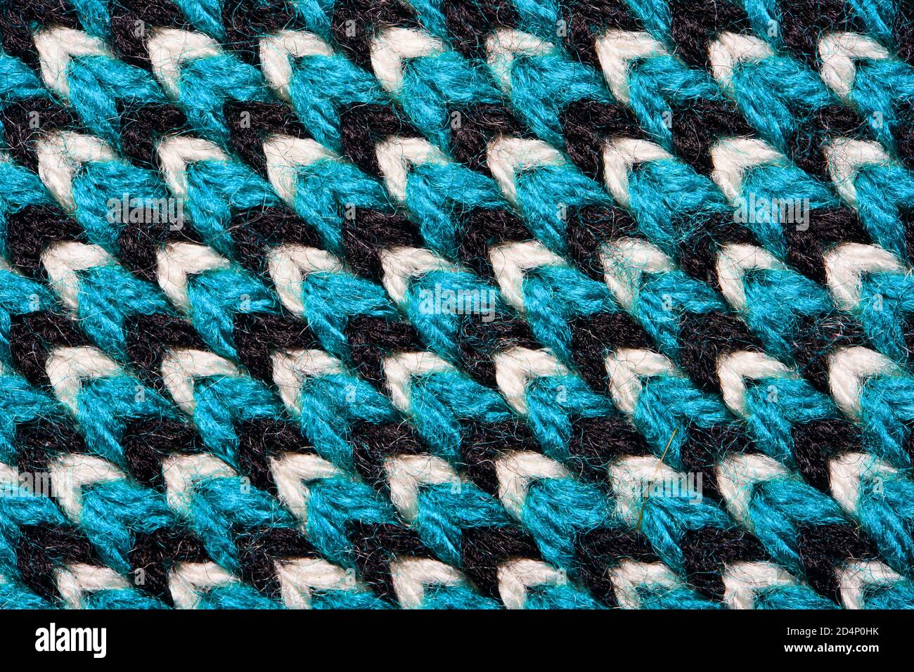 Tessuto sintetico a maglia con motivi di filati blu, nero e bianco primo  piano. Tessuto lavorato a maglia multicolore. Sfondo Foto stock - Alamy