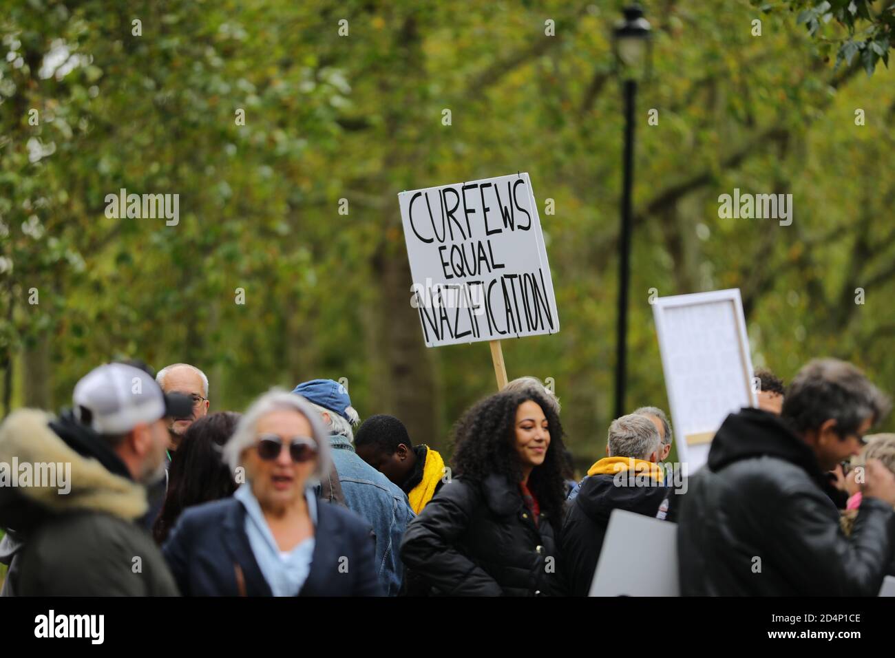 I manifestanti si riuniscono ad Hyde Park, Londra, per la Match the Million march per la libertà di parola, di riunione libera e di libertà dai blocchi. Foto Stock