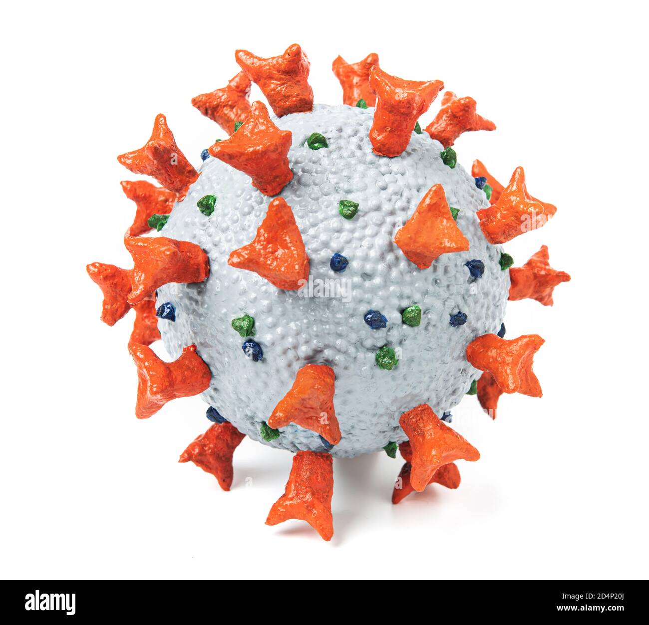 Modello realistico fatto in casa di Corona Virus SARS-COV-2 utilizzato come strumento per l'educazione scientifica per gli studenti a scuola. Il coronavirus pericoloso ha causato il p globale Foto Stock
