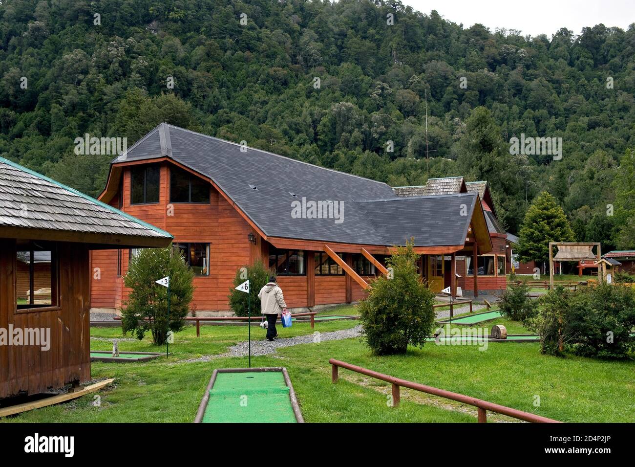 Puyehue Hot Springs / Cile - Marzo 29 2014: Cottage turistico e ristorante Foto Stock