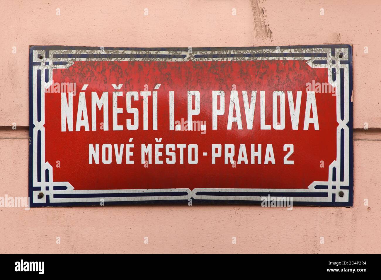 I.P. Piazza Pavlova (Náměstí I.P. Pavlova). Tradizionale cartello rosso a Nové Město (Città Nuova) a Praga, Repubblica Ceca. La piazza prende il nome dal fisiologo russo Ivan Pavlov. Foto Stock