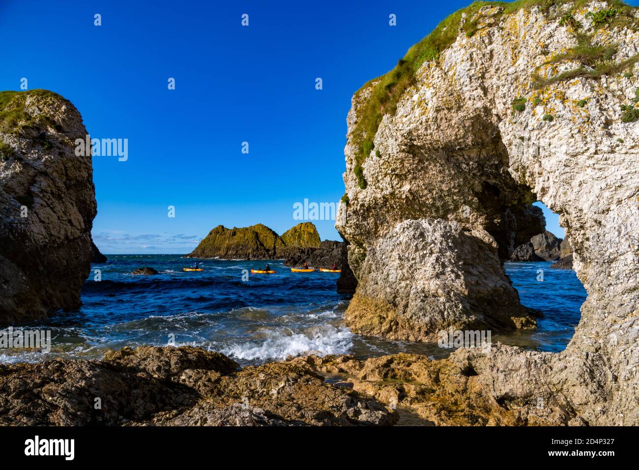 Il Grande Arco a Ballintoy, Costa del Nord, Irlanda del Nord Foto Stock