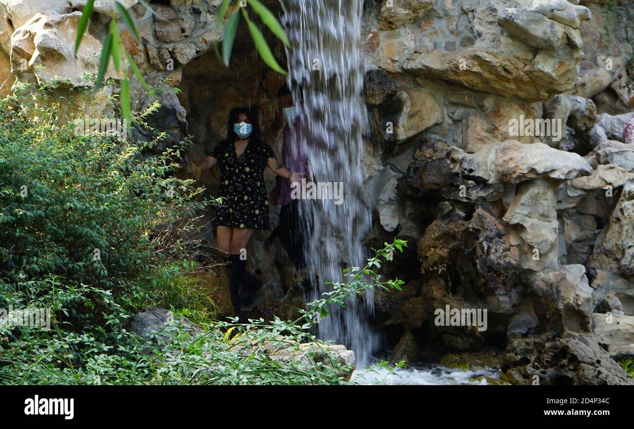 (201010) -- LOS ANGELES, 10 ottobre 2020 (Xinhua) -- UNA donna visita il giardino cinese tradizionale Liu Fang Yuan, o il giardino di Fragrance fluente, nella contea di Los Angeles, California, gli Stati Uniti, 9 ottobre 2020. Dopo un ritardo di cinque mesi a causa della pandemia COVID-19, la biblioteca Huntington, il museo d'arte e i giardini botanici hanno finalmente aperto alla grande fanfare il venerdì con la presentazione del suo giardino cinese tradizionale appena ampliato e completato Liu Fang Yuan, il giardino di Fragrance Flowing.TO GO WITH 'Spotlight: Il giardino cinese della biblioteca storica degli Stati Uniti celebra l'espansione con il grande openin Foto Stock