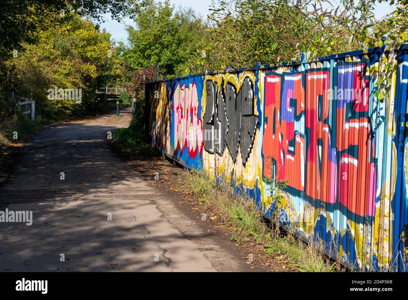 Sito di Cherry Orchard Lane Brickworks, Rochford, Southend, Essex, UK. Graffiti coperta con vecchi binari stretti lungo il ponte, percorso Foto Stock