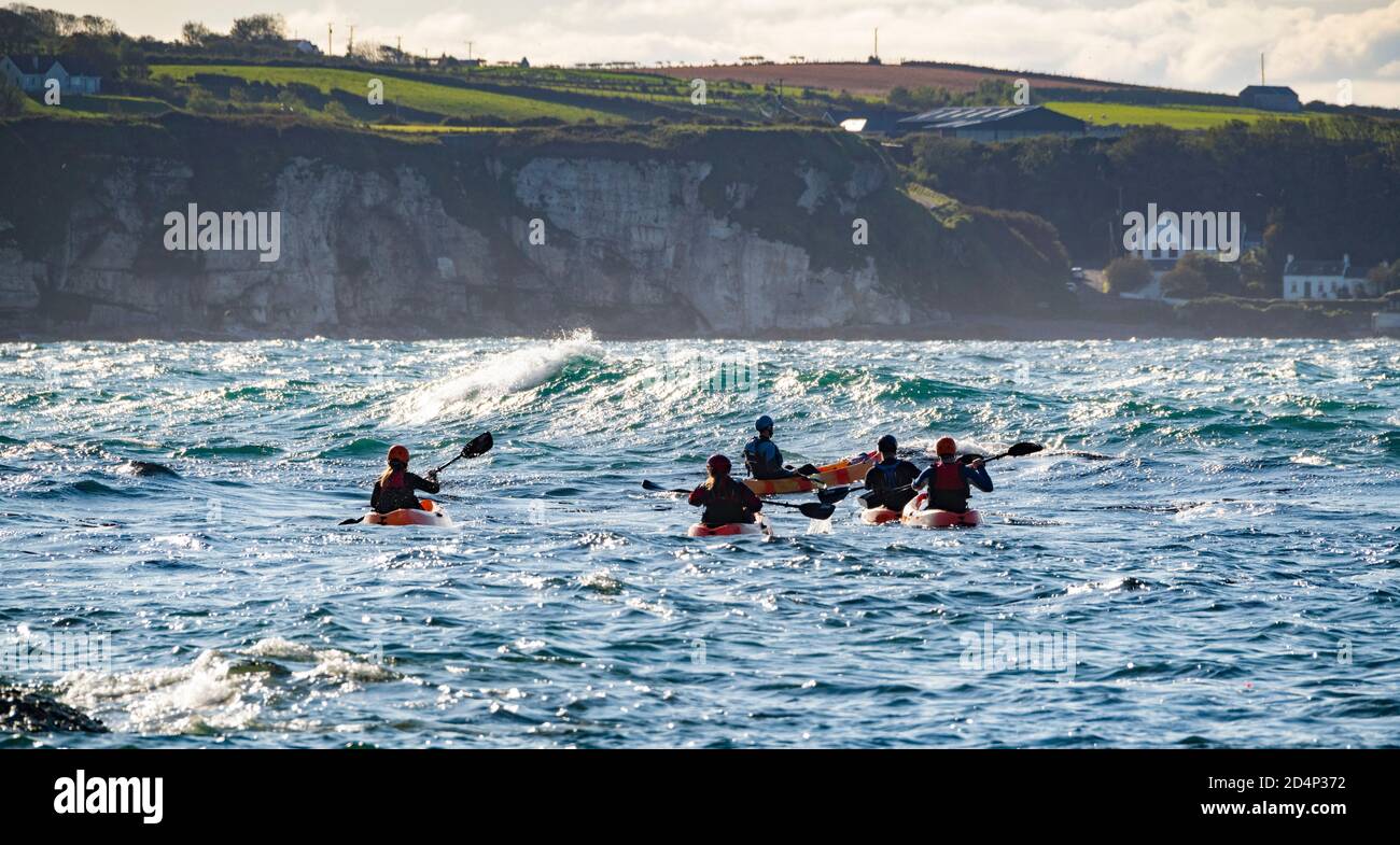 Kayak a Ballintoy White Park Bay, North Coast, Irlanda del Nord Foto Stock