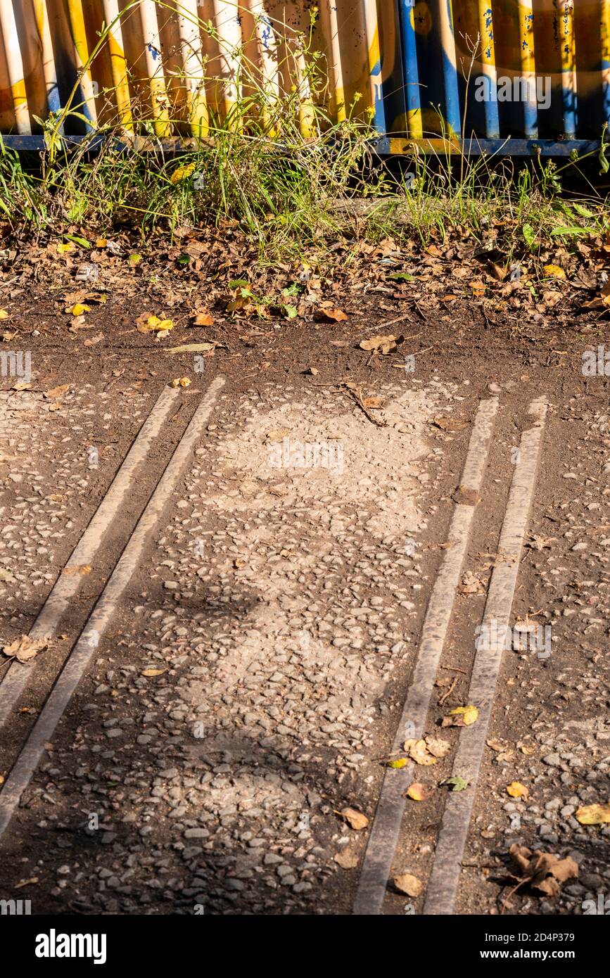 Sito di Cherry Orchard Lane Brickworks, Rochford, Southend, Essex, UK. Graffiti coperta con vecchi binari stretti lungo il ponte, percorso Foto Stock