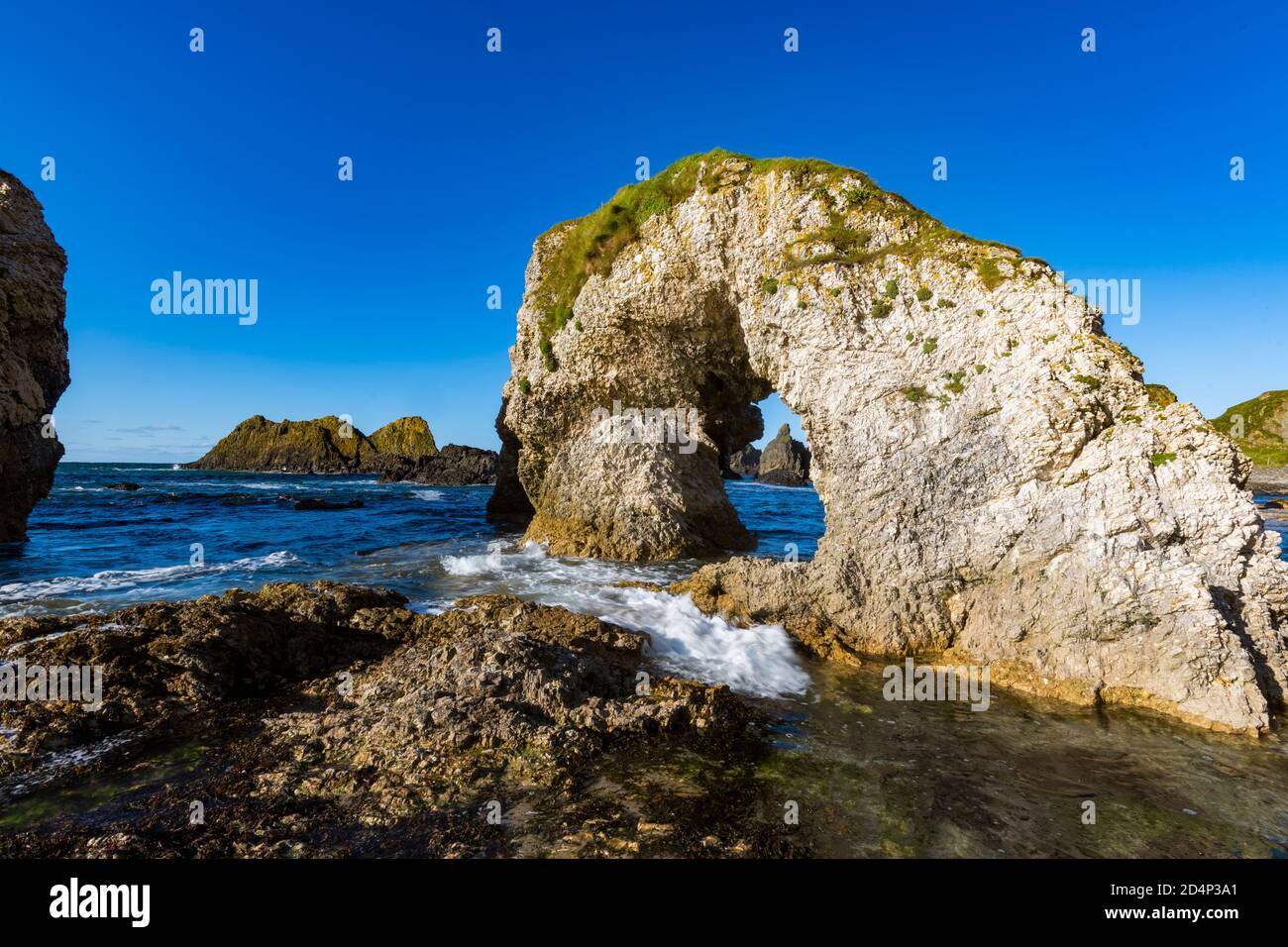 Il Grande Arco a Ballintoy, Costa del Nord, Irlanda del Nord Foto Stock