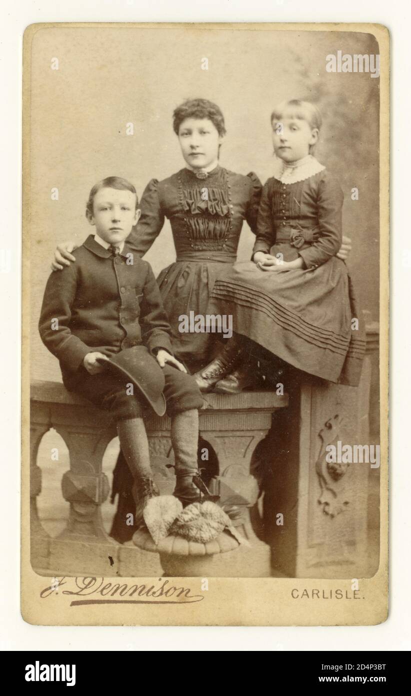 Carte de Visite (CDV) studio ritratto di madre con bambini, Carlisle, Cumbria, Inghilterra, UK, circa 1890, 1891 Foto Stock