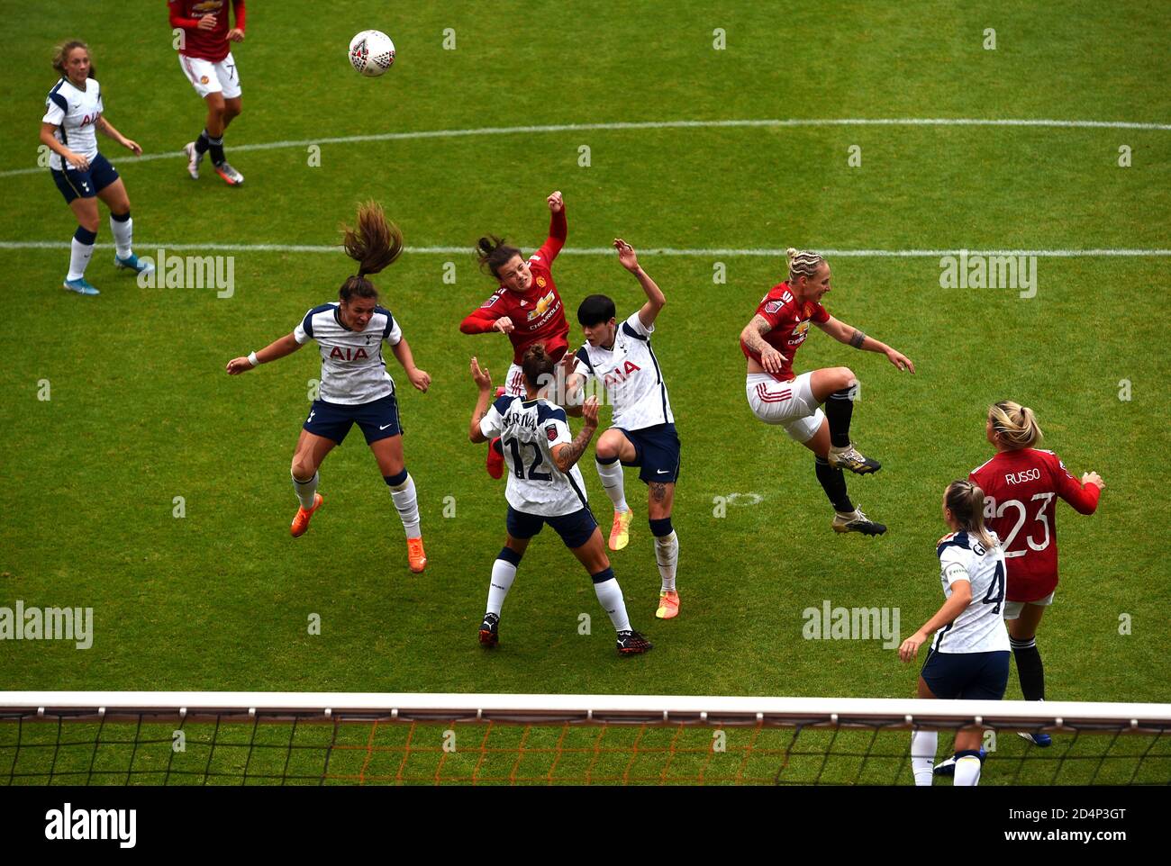 Hayley Ladd (centro) di Manchester United affronta in aria durante la partita della Super League delle Femminile all'Hive, Londra. Foto Stock
