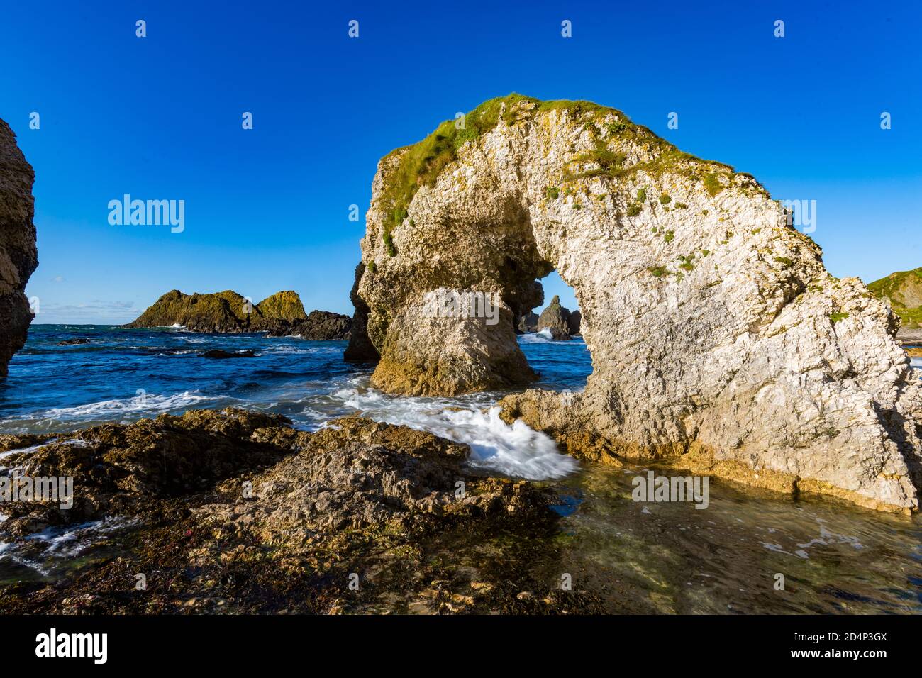 Il Grande Arco a Ballintoy, Costa del Nord, Irlanda del Nord Foto Stock