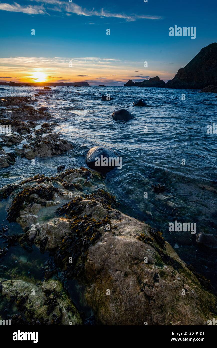 Tramonto a Ballintoy, White Park Bay, County Antrim, Irlanda del Nord Foto Stock