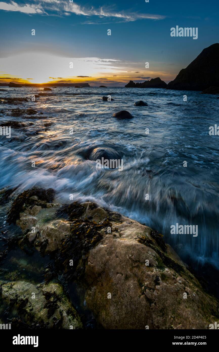 Tramonto a Ballintoy, White Park Bay, County Antrim, Irlanda del Nord Foto Stock