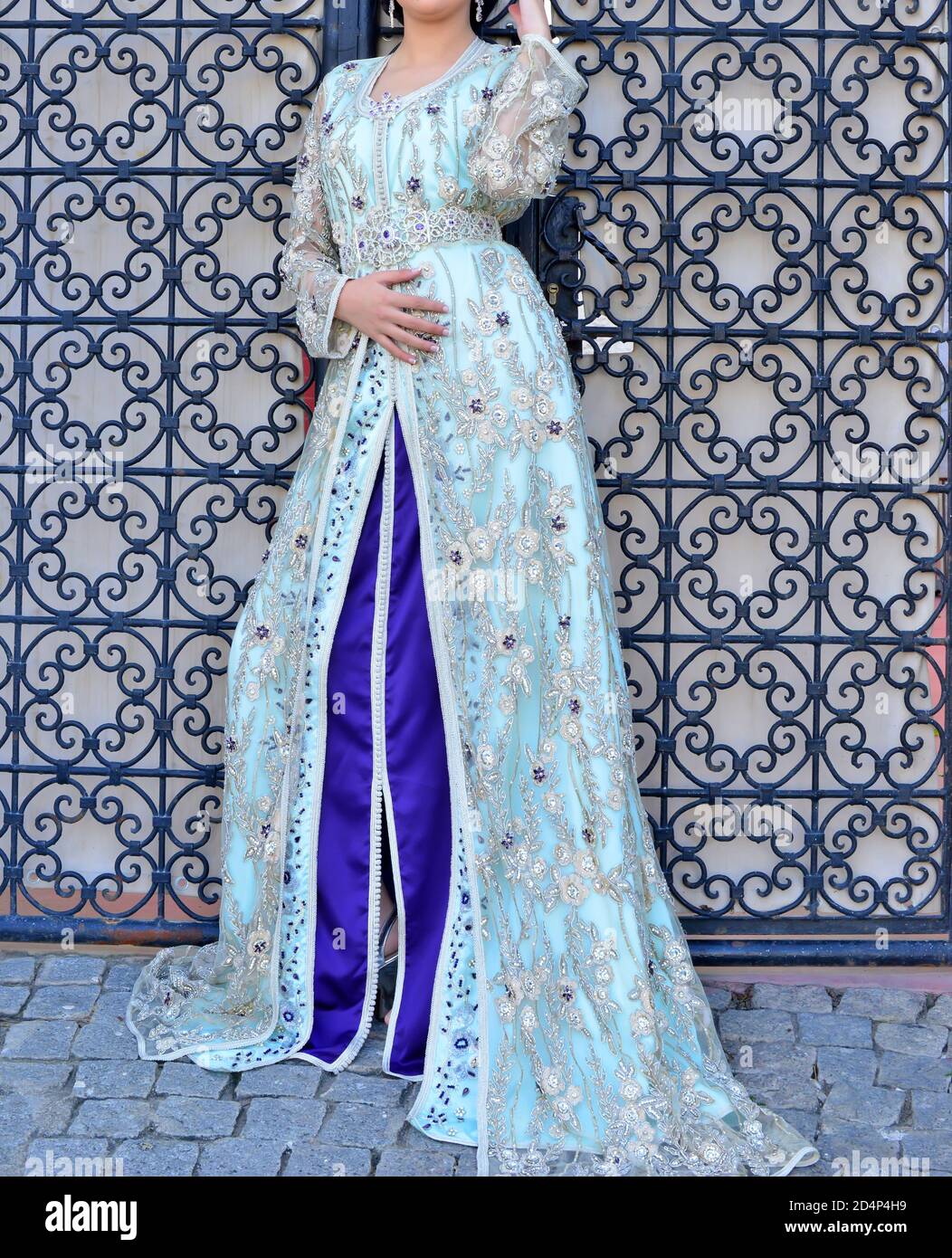 Il caftan marocchino è un costume tradizionale femminile marocchino. E'  considerato uno dei più antichi abiti tradizionali del mondo Foto stock -  Alamy
