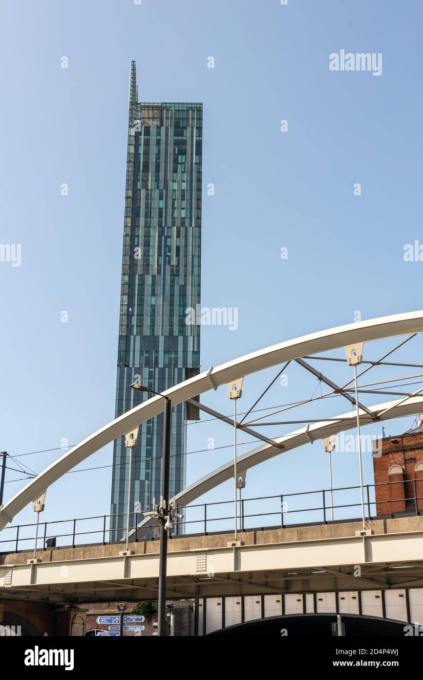 Alto edificio della Beetham Tower con archi metallici di ponte del tram con primo piano nel centro di Manchester. Foto Stock