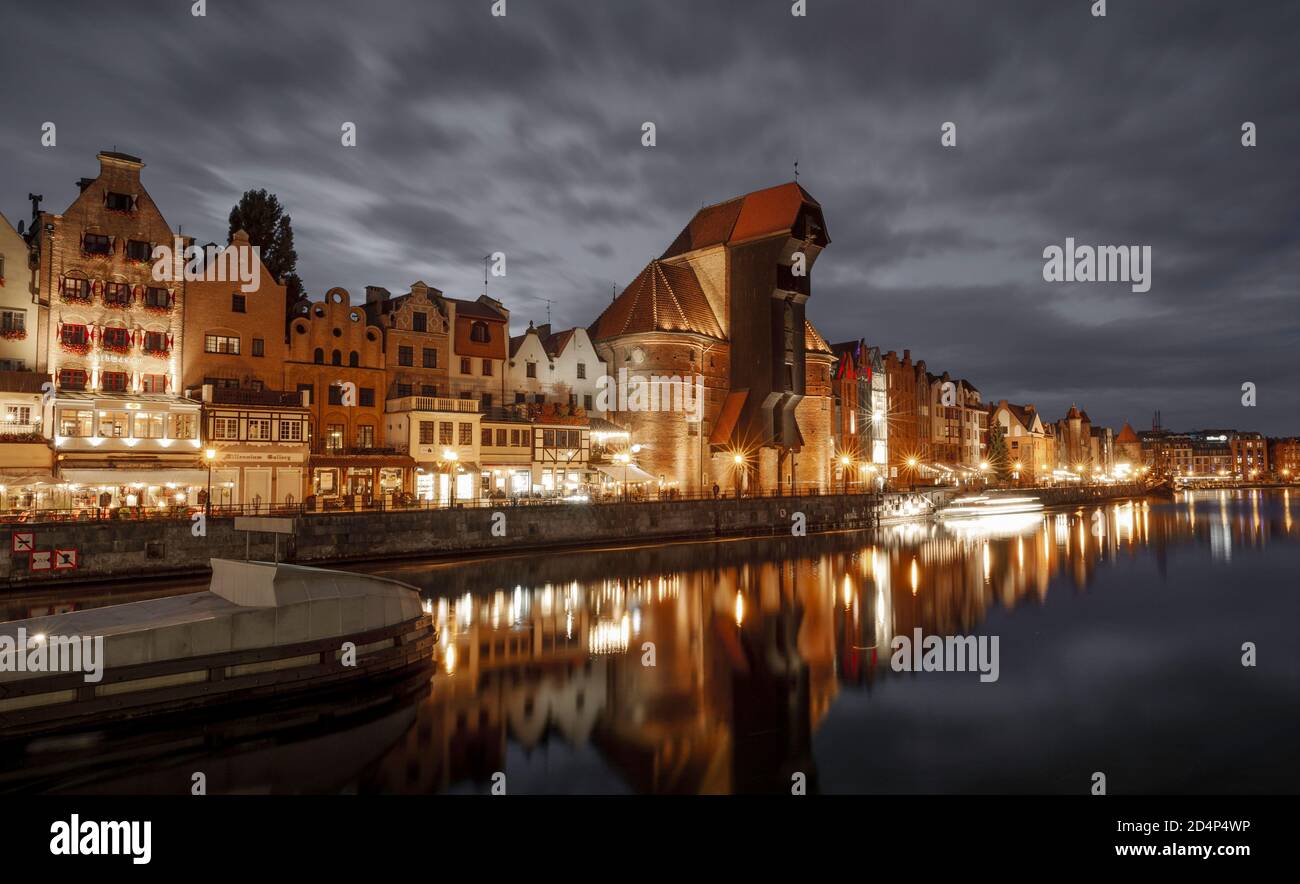 Danzica, Polonia - 05 ottobre 2020: Città vecchia di Danzica con la Crane al fiume Motlawa di notte, Polonia Foto Stock