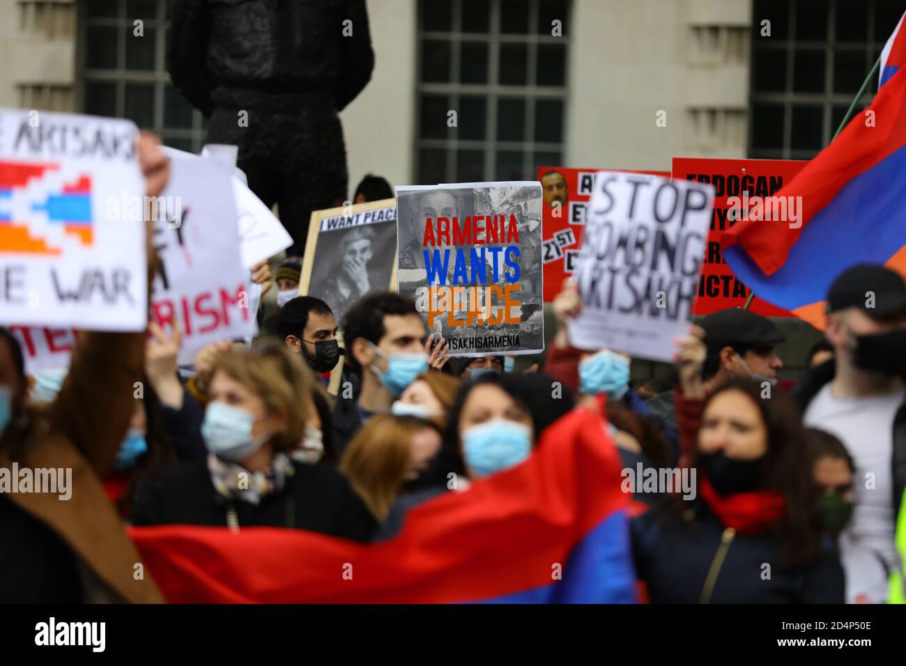 Manifestanti a Whitehall, Londra, chiedono la fine delle ostilità a Nagorno-Karabakh, noto anche come Artsakh. La protesta arriva quando Armenia e Azerbaigian hanno accettato un cessate il fuoco a Nagorno-Karabakh, nonostante le affermazioni di entrambe le parti che l'altra ha violato il cessate il fuoco. Foto Stock