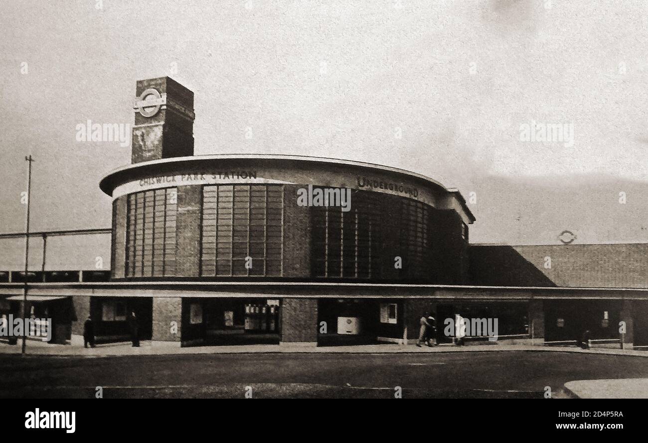 1932 -la nuova stazione ferroviaria di Chiswick Park poco dopo essere stata ricostruita. La stazione è stata aperta il 1 luglio 1879 dalla District Railway (DR, ora District Line) ed è stata originariamente chiamata Acton Green . Fu ribattezzata Chiswick Park e Acton Green nel marzo 1887 quando iniziò l'elettrificazione. Nel 1910 alla stazione fu dato il suo nome attuale. Tra il 1931 e il 1932, la vecchia stazione fu demolita e ne fu costruita una nuova. Il progettista era Charles Holden che scelse un design allora ultra-moderno usando mattoni, cemento e vetro. Una fotografia della VECCHIA stazione VERDE DI CHISWICK è disponibile su Alamy Foto Stock