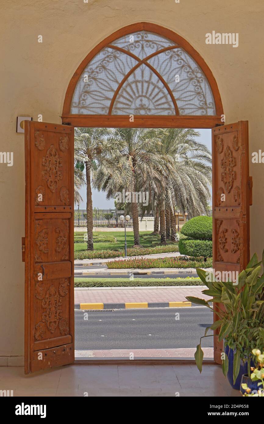 Porta ad arco aperta in casa tradizionale in Kuwait Foto Stock