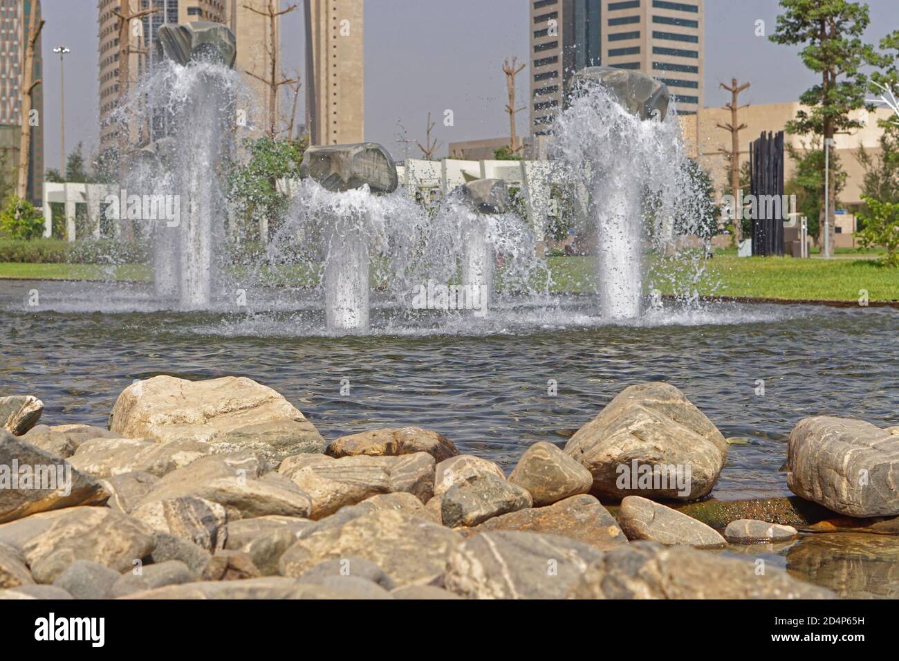 Getti decorativi e laghetto d'acqua nella città di Kuwait Foto Stock