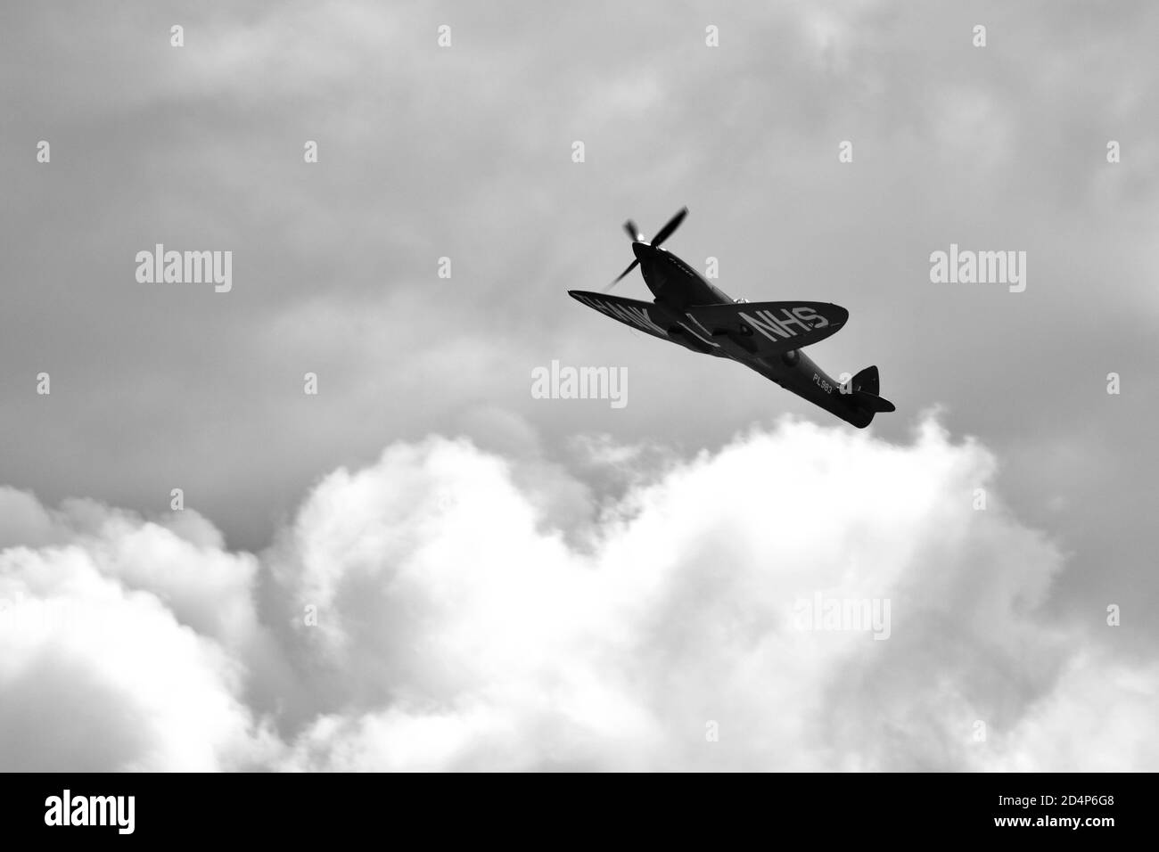 Supermarine Spitfire PL983 (G-PRXI) con "Thank U NHS" dipinto sul lato inferiore, in occasione dell'evento Shuttleworth August Drive-in Airshow Foto Stock