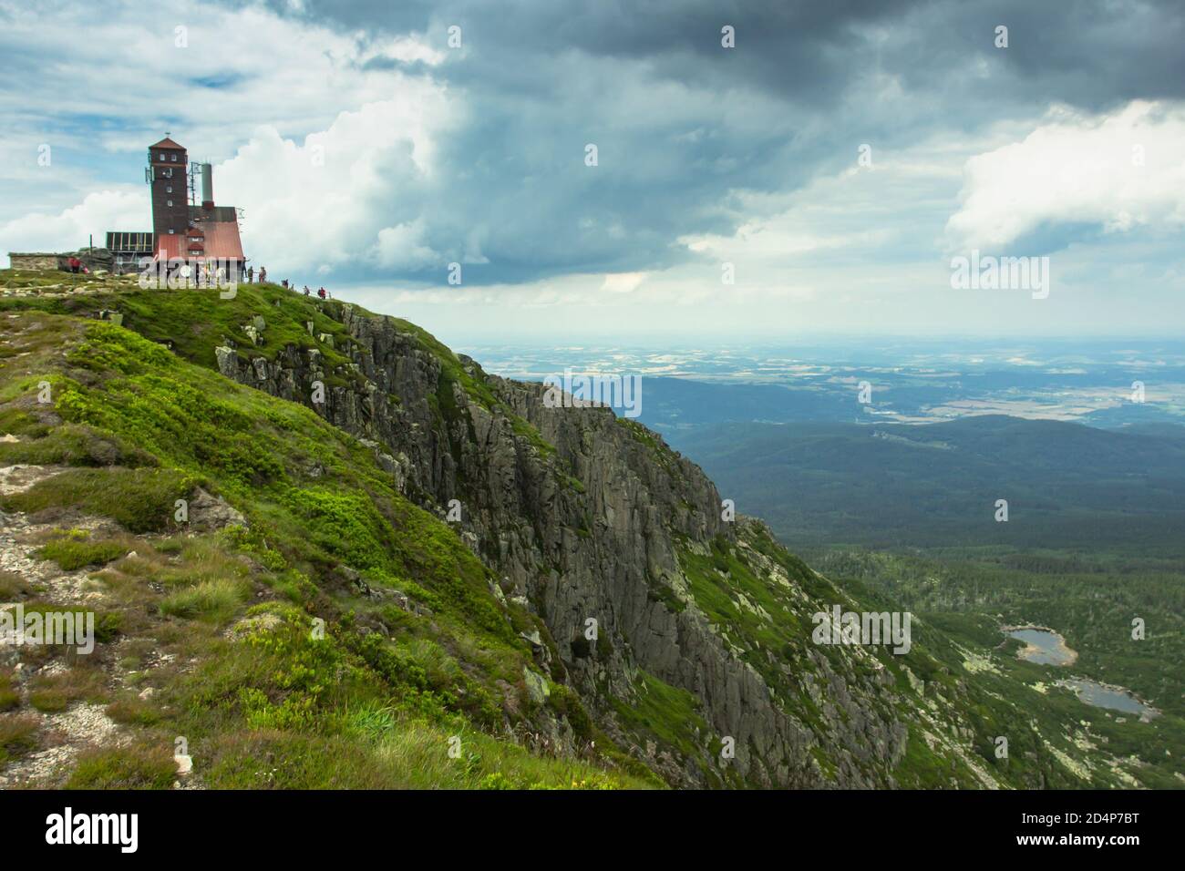 Vista panoramica dei circhi glaciali conosciuti come Snowy Pits.A Edificio remotato sul confine polacco-ceco a Krkonose, montagne giganti. Persone sportive trekking Foto Stock