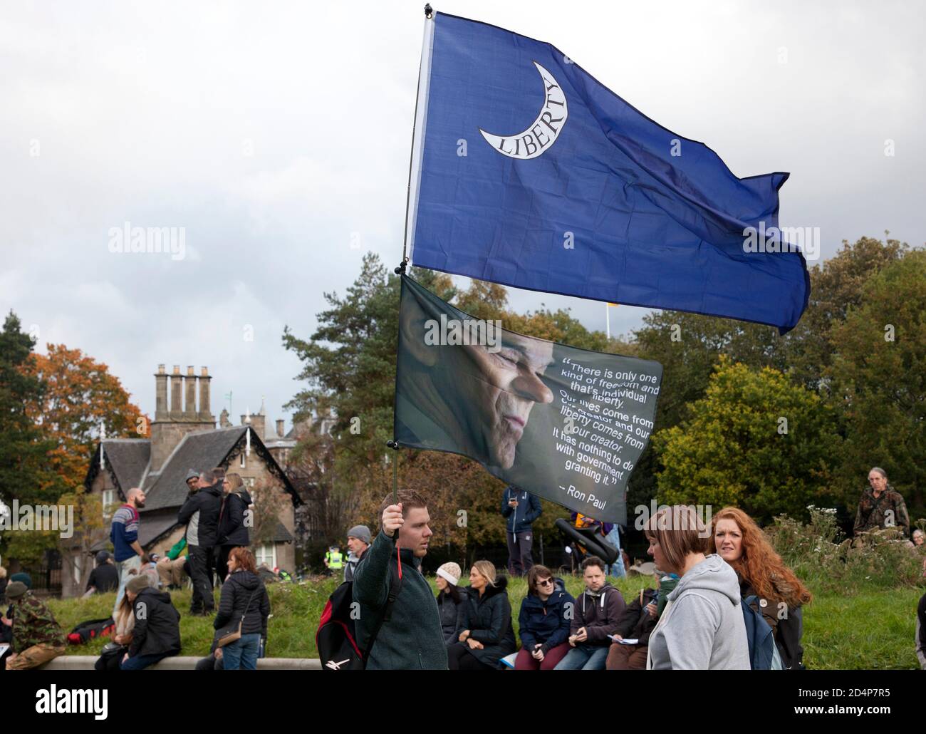 Manifestanti al di fuori del Parlamento scozzese a Edimburgo, Scozia, Regno Unito. 10 ottobre 2020. Organizzato dalla Scozia contro Lockdown, che ritengono obbligatorio indossare maschere facciali in non necessario e in disaccordo con lo Scottish & U.K governi Coronavirus Act e blocco. Credit: Arch White/Alamy Live News Foto Stock