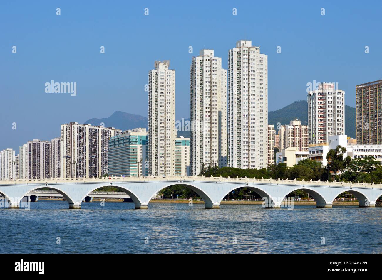 Ponte Lek Yuen che attraversa il fiume Shing Mun, Sha Tin, Hong Kong Foto Stock