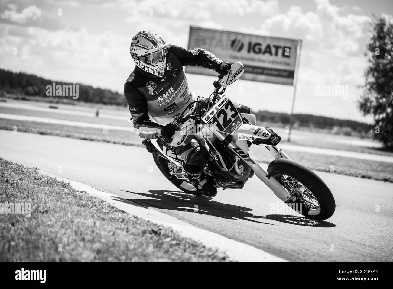 10-05-2020 Ropazi, motociclista lettone al supermoto corre su strada asfaltata vuota Foto Stock