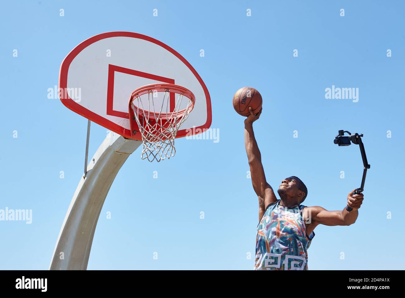 Basketball Player Dunking con fotocamera aselfie Foto Stock