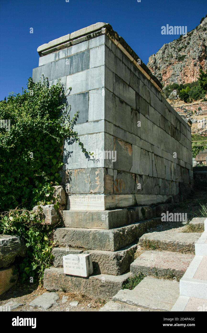 L'altare dell'antico tempio greco di Apollo a Delfi, dove si trovava il famoso oracolo. Foto Stock