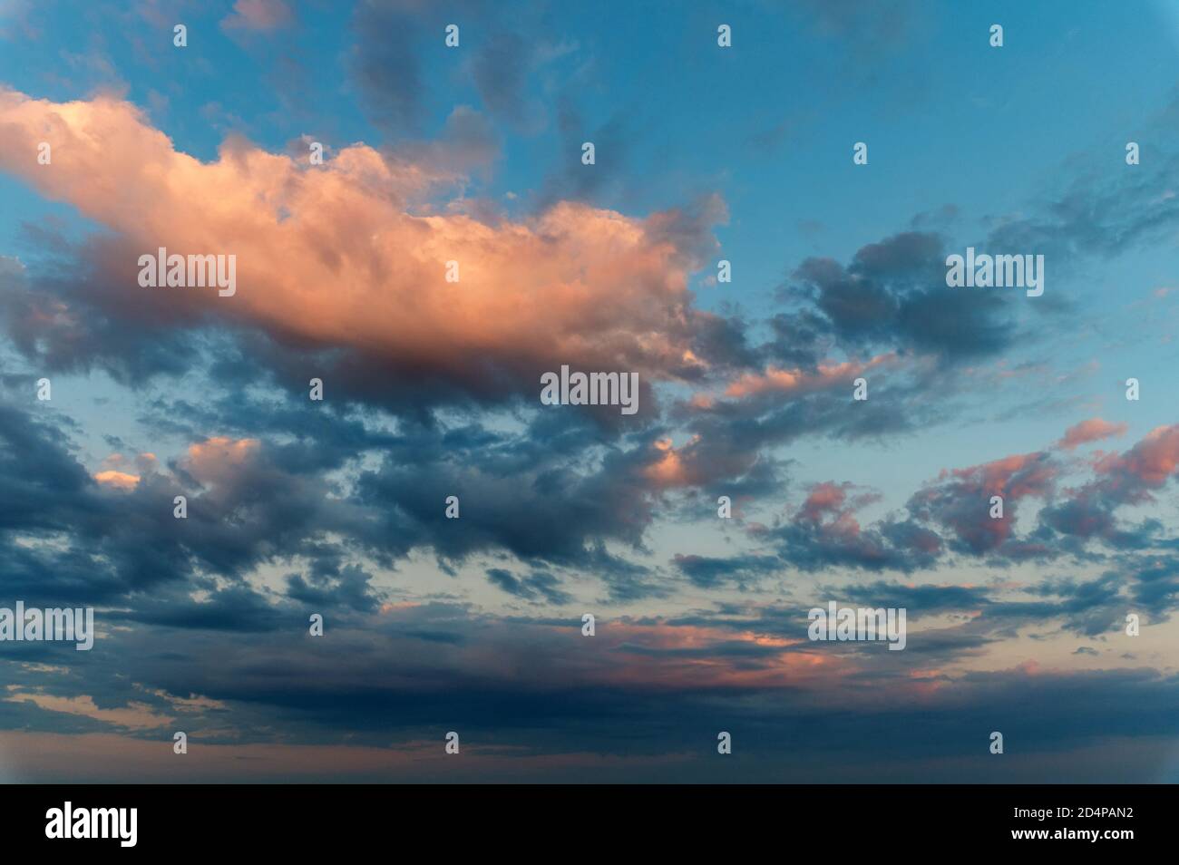 Paesaggio panoramico con spettacolari nuvole viste dall'aereo Foto Stock