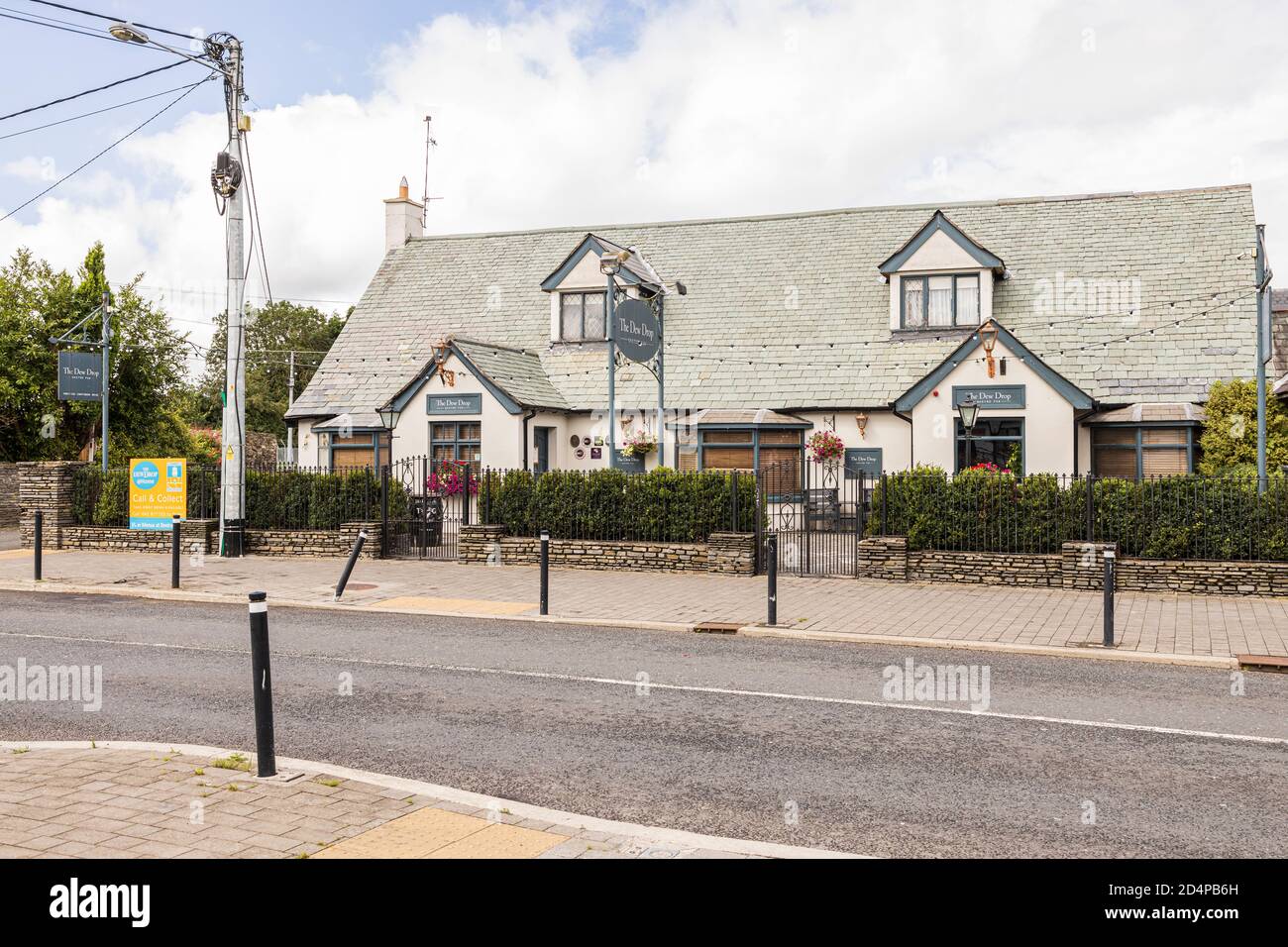 The Dew Drop Inn, casa pubblica, bar, pub, nel villaggio di Kill, County Kildare, Irlanda Foto Stock