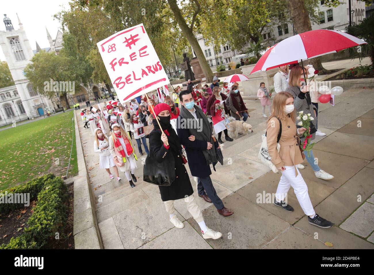 Persone, in marcia, in solidarietà con le donne della Bielorussia, in Piazza del Parlamento, Londra. Data immagine: Sabato 10 ottobre 2020. Il Regno Unito ha temporaneamente ricordato il suo ambasciatore in Bielorussia Jacqueline Perkins in risposta alla decisione del governo bielorusso di espellere 35 diplomatici dalla vicina Polonia e Lituania. Vedi PA storia POLITICA Bielorussia. Il credito fotografico dovrebbe essere: Aaron Chown/PA Wire Foto Stock