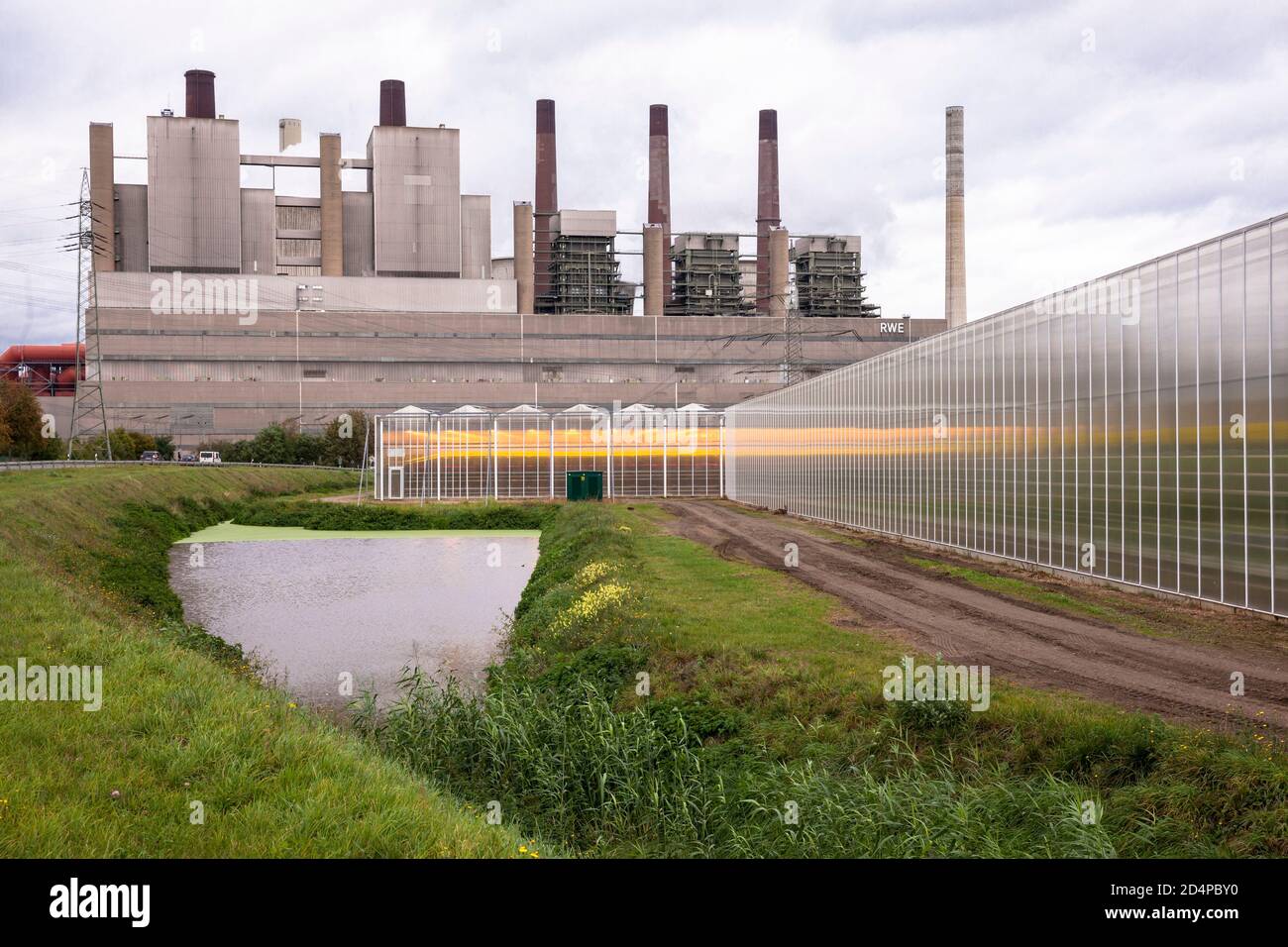 Parco serra presso la centrale elettrica a lignite Neurath a Grevenbroich, Nord Reno-Westfalia, Germania. La vicina centrale elettrica di RWE Power p Foto Stock