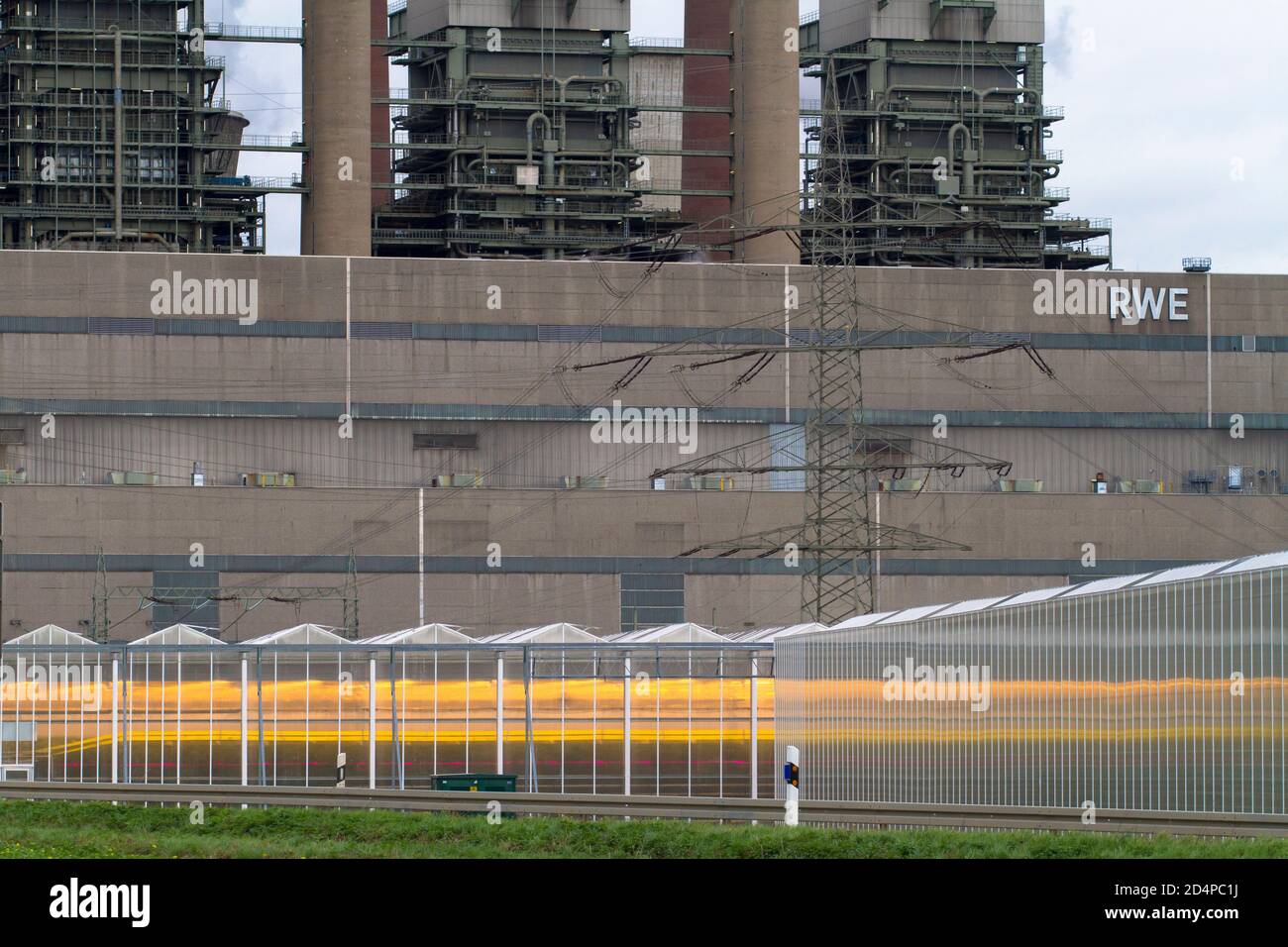 Parco serra presso la centrale elettrica a lignite Neurath a Grevenbroich, Nord Reno-Westfalia, Germania. La vicina centrale elettrica di RWE Power p Foto Stock