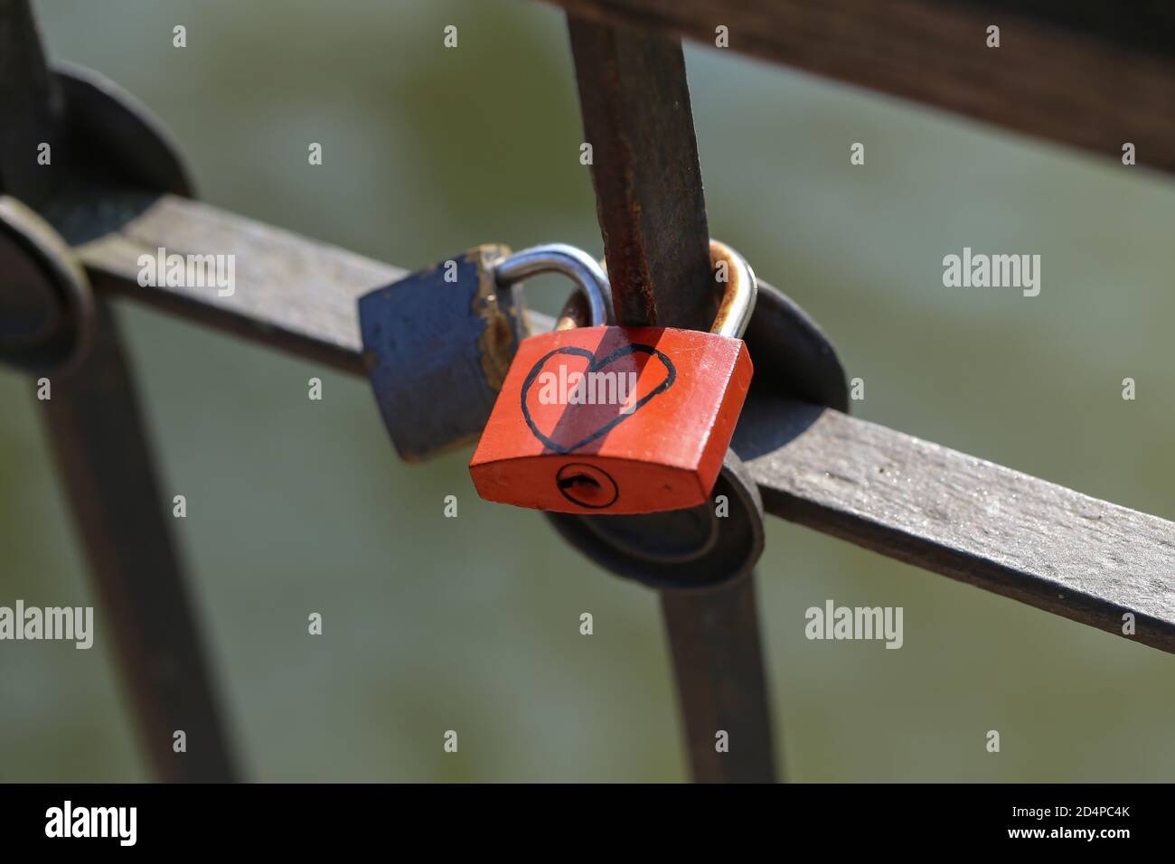 Messa a fuoco selettiva di un lucchetto d'amore simbolizzante sul ponte Foto Stock