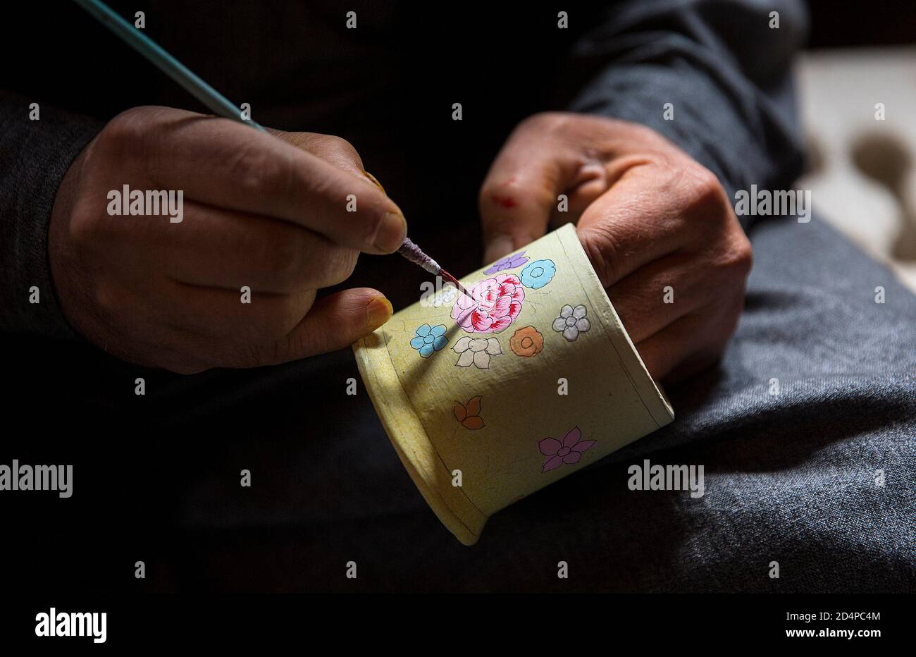 Srinagar, Kashmir. 10 Ott 2020. Un artigiano di papier-mache lavora su un prodotto nella sua officina a Srinagar, la capitale estiva del Kashmir, 10 ottobre 2020. Credit: Javed Dar/Xinhua/Alamy Live News Foto Stock