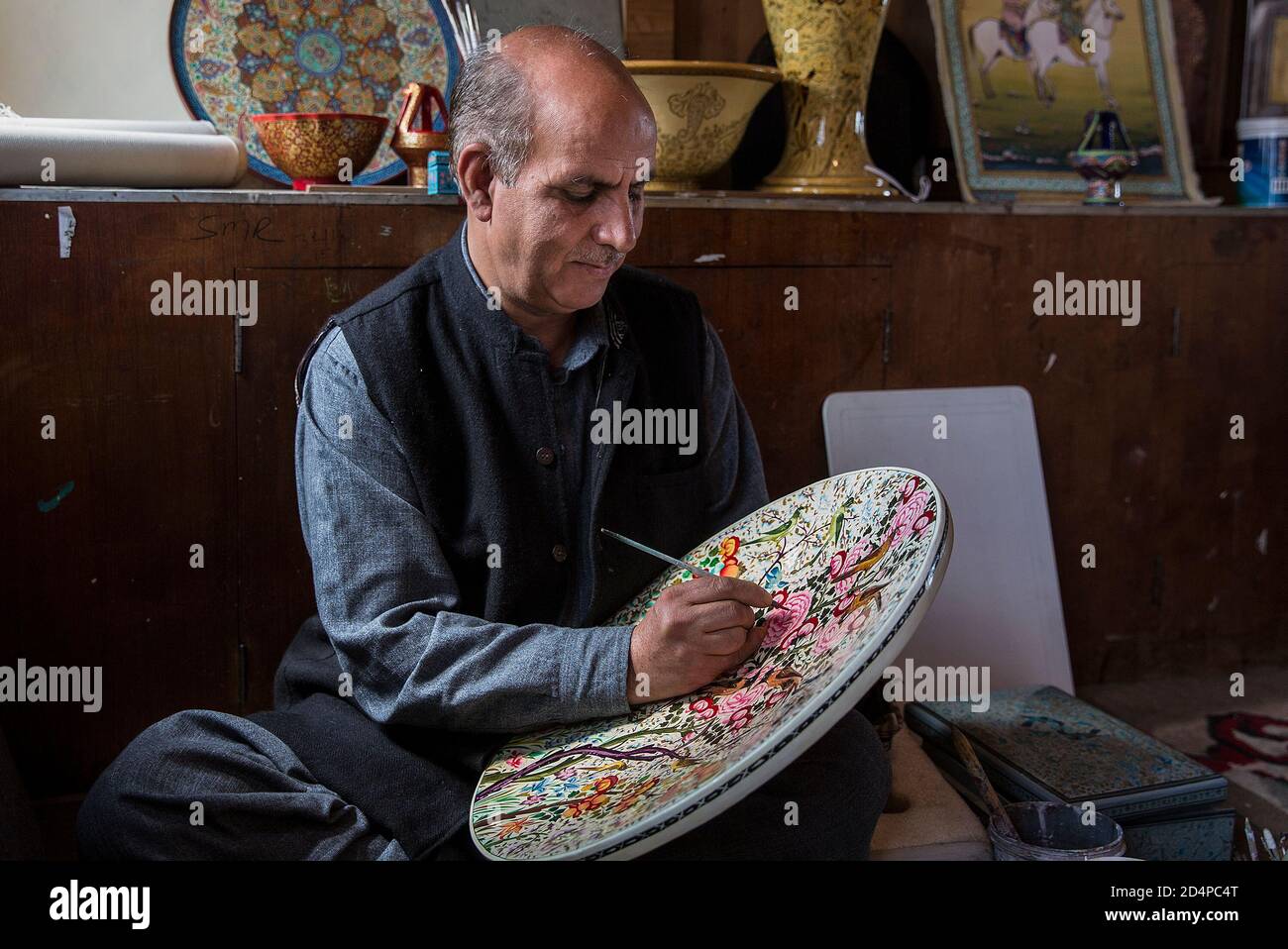 Srinagar, Kashmir. 10 Ott 2020. Un artigiano di papier-mache lavora su un prodotto nella sua officina a Srinagar, la capitale estiva del Kashmir, 10 ottobre 2020. Credit: Javed Dar/Xinhua/Alamy Live News Foto Stock