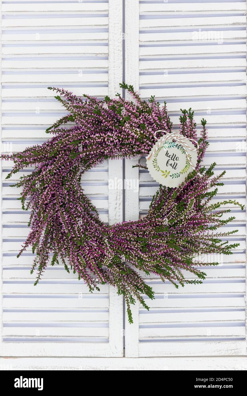 decorazione autunnale con corona di fiori di erica Foto Stock