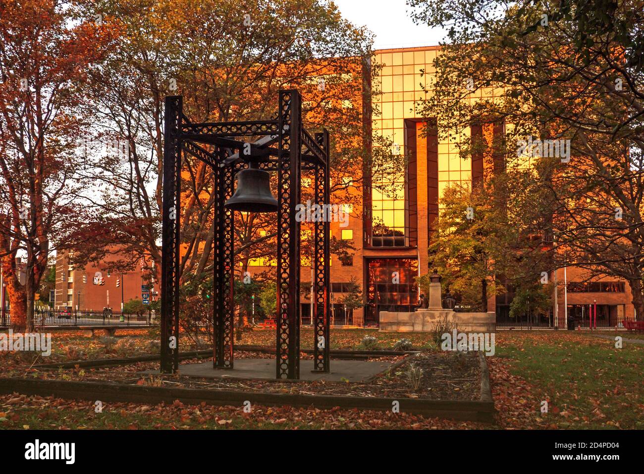 Syracuse, New York, Stati Uniti. 10 ottobre 2020. Alba al Firefighters Memorial Park, all'angolo tra state Street e Townsend Street nel centro di Siracusa, Foto Stock