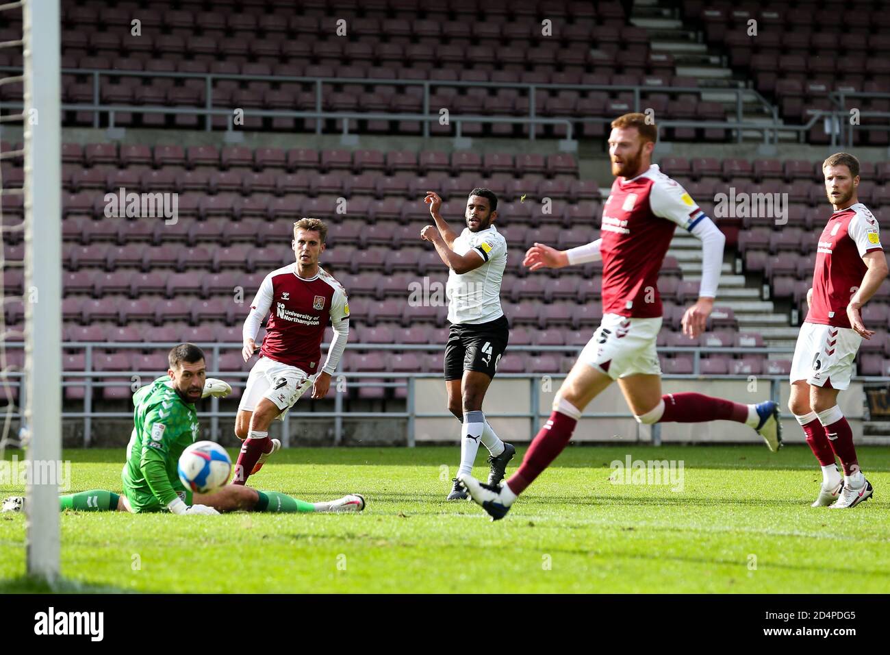 Northampton, Regno Unito. 10 Ott 2020. Nathan Thompson di Peterborough United apre il punteggio per i visitatori durante la partita Sky Bet League 1 disputata a porte chiuse (in base alle linee guida del governo del 19) tra Northampton Town e Peterborough United al PTS Academy Stadium di Northampton, Inghilterra, il 10 ottobre 2020. Foto di Nick Browning/prime Media Images. Credit: Prime Media Images/Alamy Live News Foto Stock