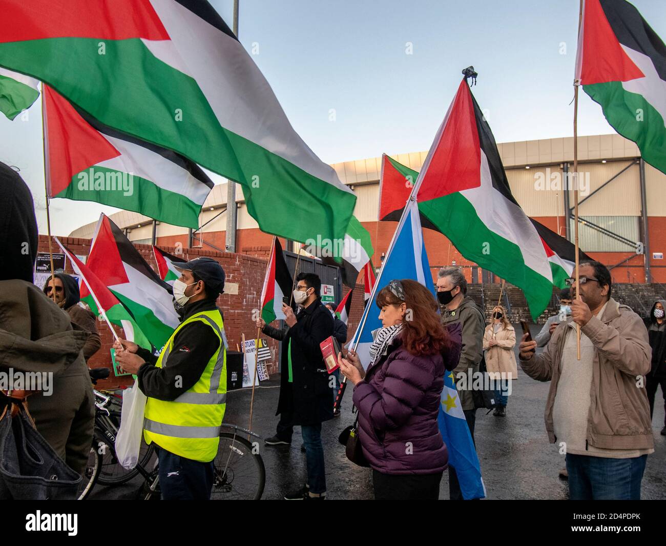 Glasgow, Scozia, Regno Unito. 8 ottobre 2020: Una protesta pro-palestinese fuori Hampden Park. Protestando contro la partita di campionato delle nazioni semi-finale tra Scozia e Israele. Foto Stock