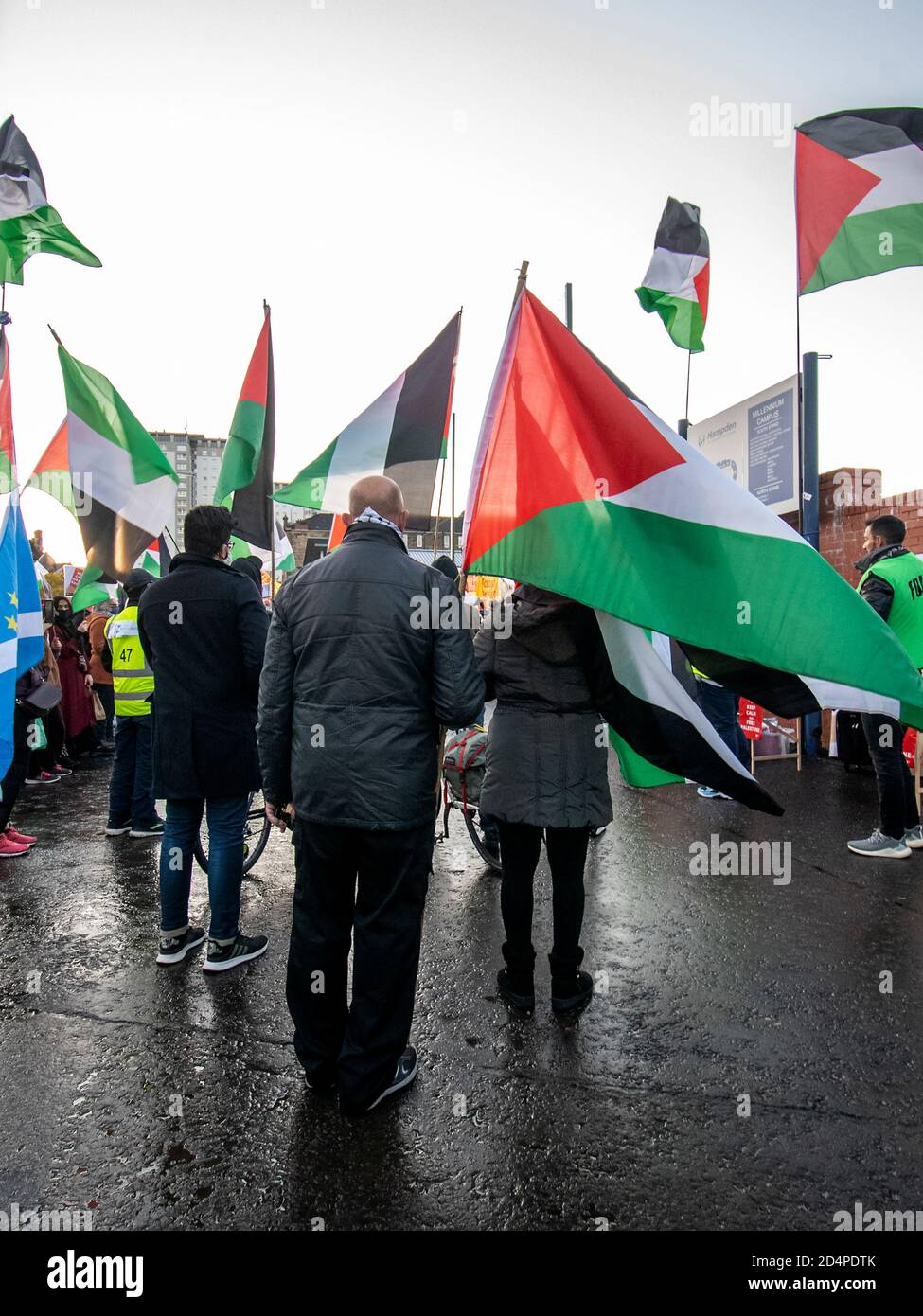 Glasgow, Scozia, Regno Unito. 8 ottobre 2020: Una protesta pro-palestinese fuori Hampden Park. Protestando contro la partita di campionato delle nazioni semi-finale tra Scozia e Israele. Foto Stock