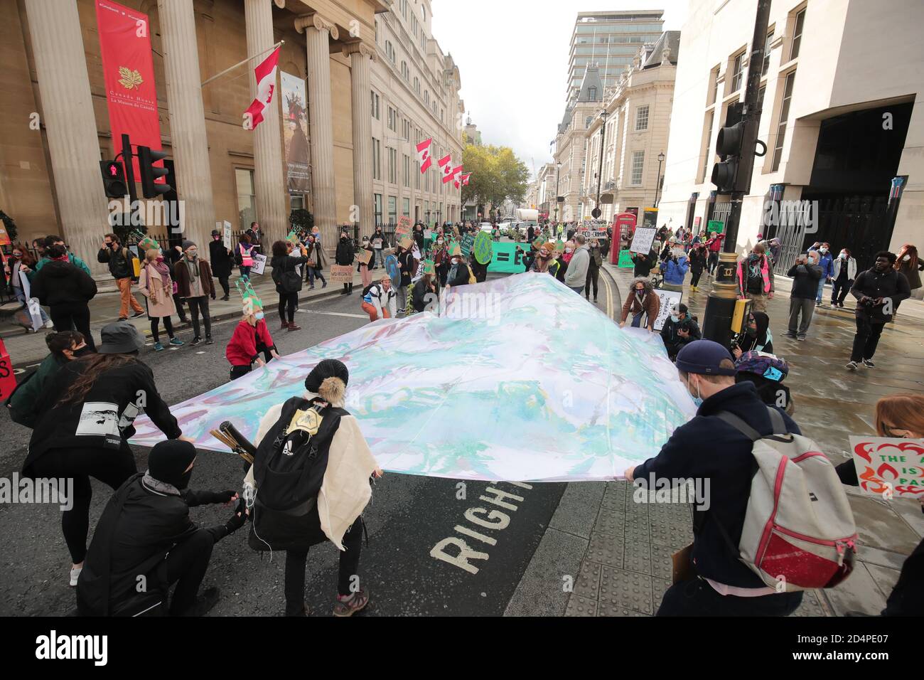 La gente partecipa durante una protesta contro la ribellione Save the Amazon Extinction, vicino alla National Portrait Gallery nel centro di Londra. Foto Stock