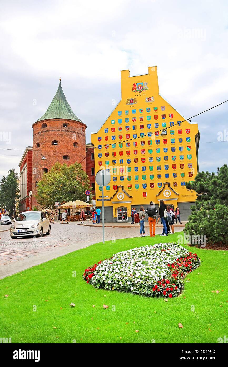 RIGA. LETTONIA - 28 AGOSTO 2018: Torre della polvere e la caserma di Giacobbe che mostrano stemmi per le parrocchie lettoni, Via Tornu, la città vecchia Foto Stock