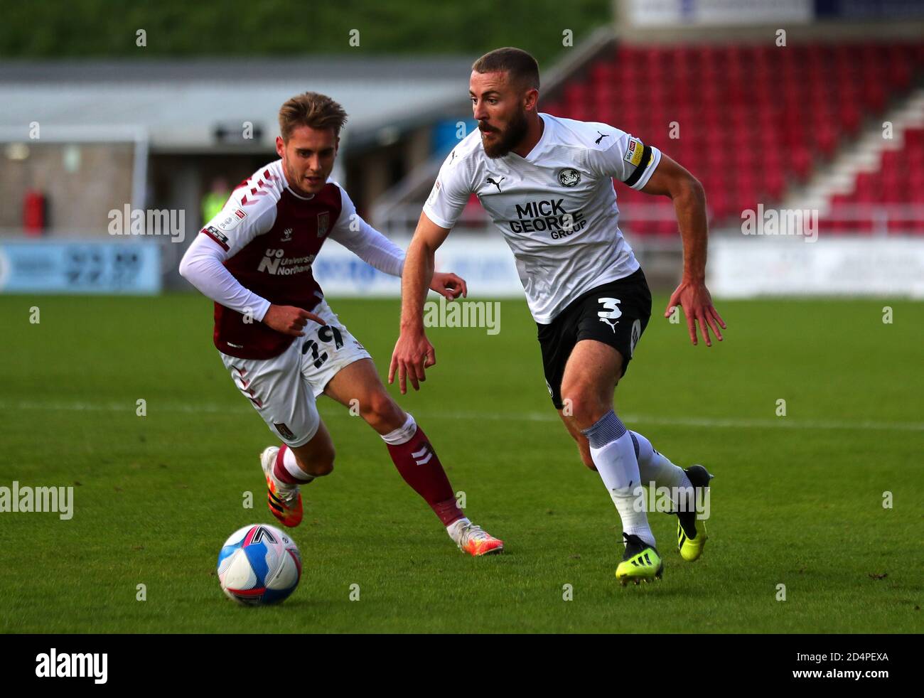 Danny Rose di Northampton Town (a sinistra) e Dan Butler di Peterborough United combattono per la palla durante la partita Sky Bet League One allo stadio PTS Academy di Northampton. Foto Stock